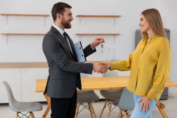 Acheter un Immeuble de Rapport : Particulier ou Société ? Découvrez la Meilleure Stratégie !
